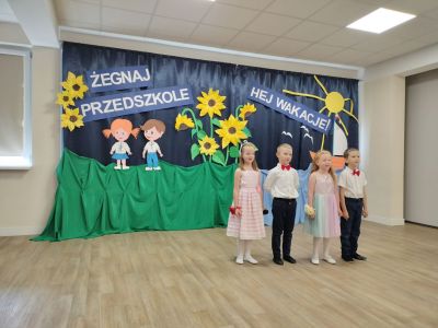 Amelia, Szymon, Zosia i Dawid witają gości